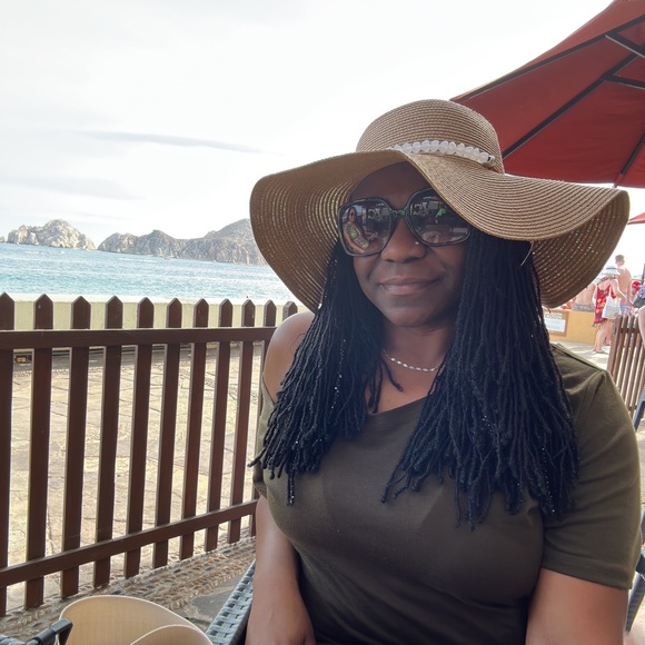 Meet your Posher, Nichole - Picture 4 of 4